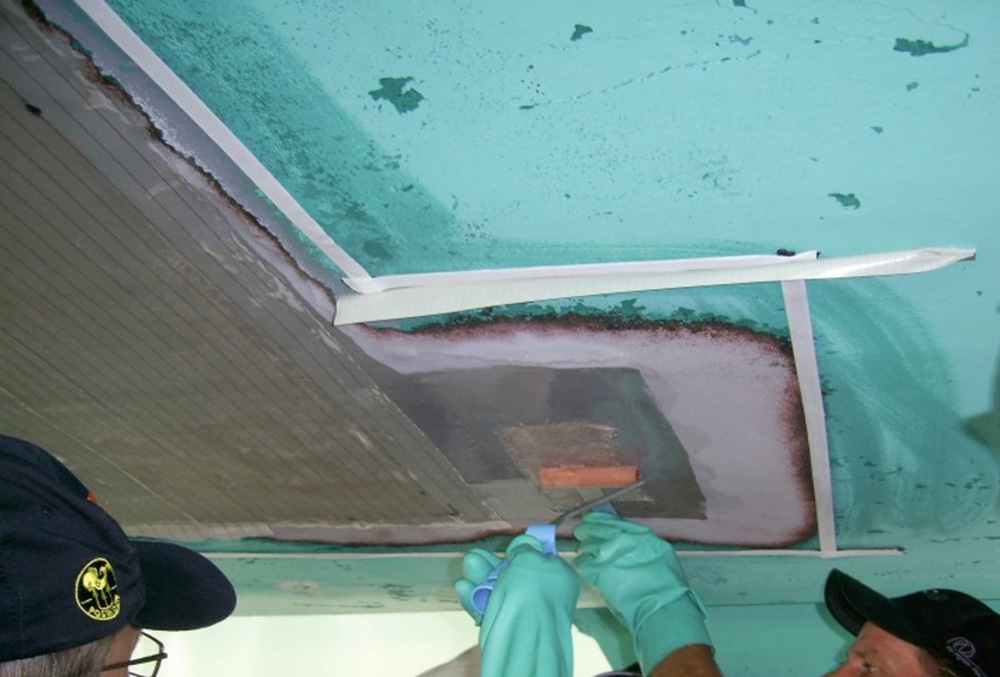 Ohjusveneen pohjan korroosiokorjaus. Asiantunteva rakenteiden korjaus- ja jännitysanalyysi mahdollistaa merkittävät säästöt eliniän kasvun myötä.