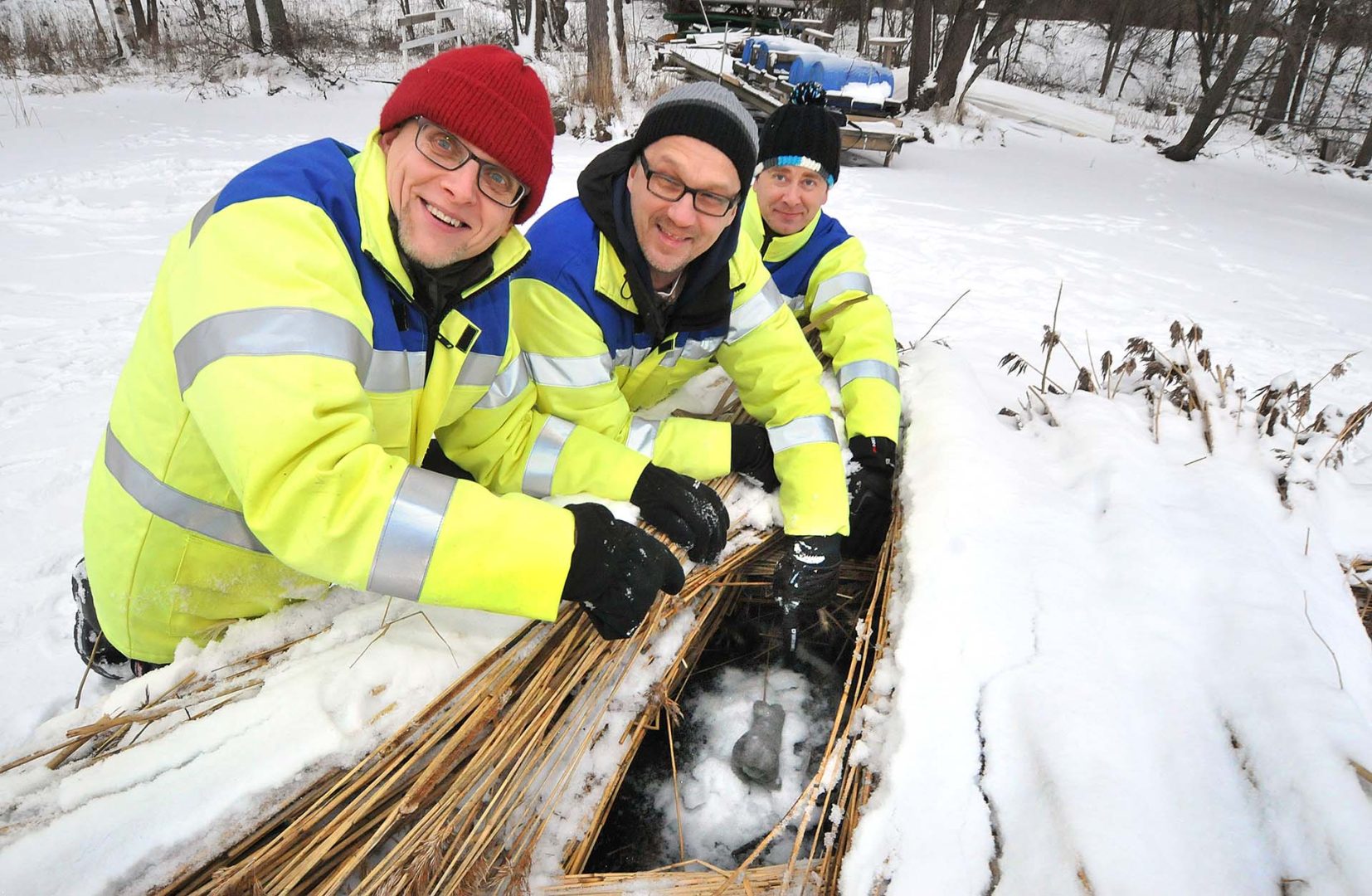Kuvassa keinopesien kehittäjät Pekka Koivukunnas, Jukka Mikkonen ja Sebastian Kankkonen. Kuva: Sauvo Jylhä.
